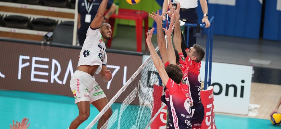 Lucarelli in attacco contro il muro di Piacenza nella gara di ritorno di regular season (foto Marco Trabalza)